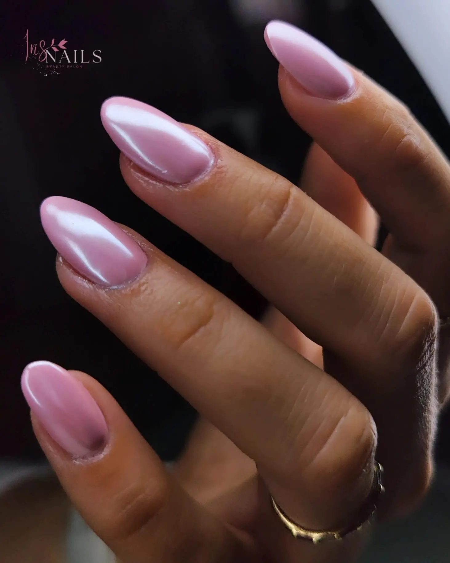 Uñas cat eye dorado con efecto espejo